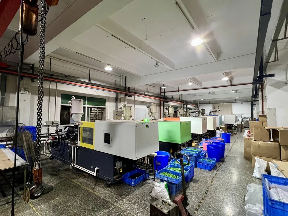 Injection molding machines in the Dashan Precision workshop